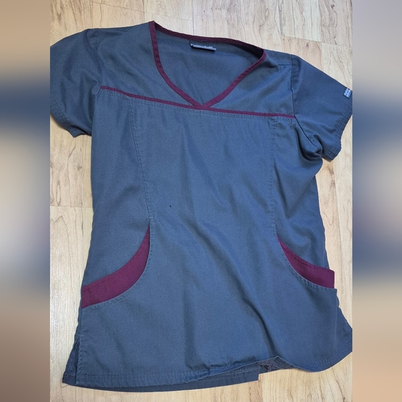 Small Scrub Top - Picture 2 of 3